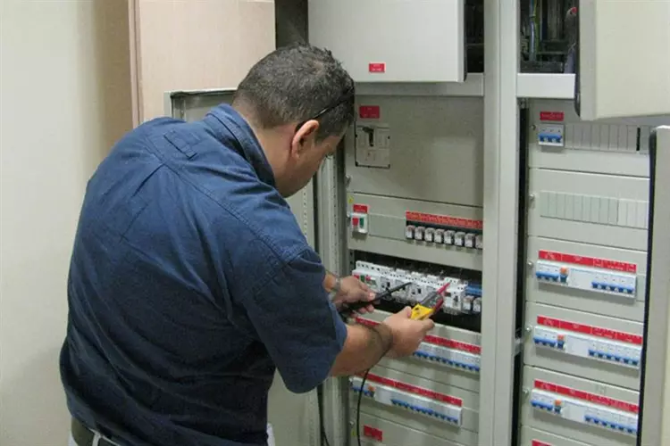 תיקון לוח חשמל